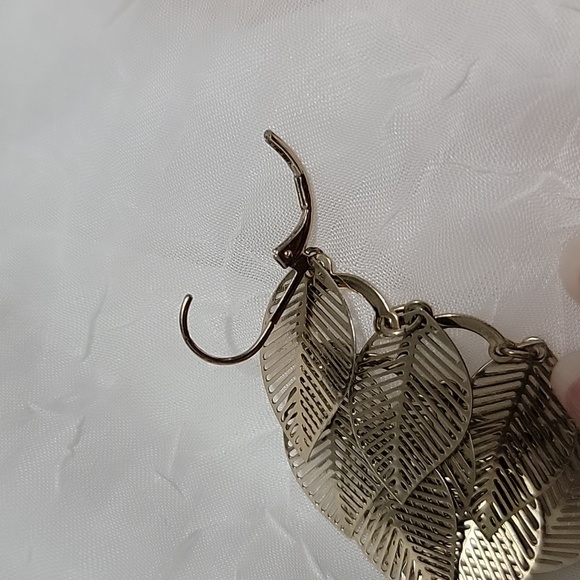 Dangle gold leaf earrings - Picture 4 of 4